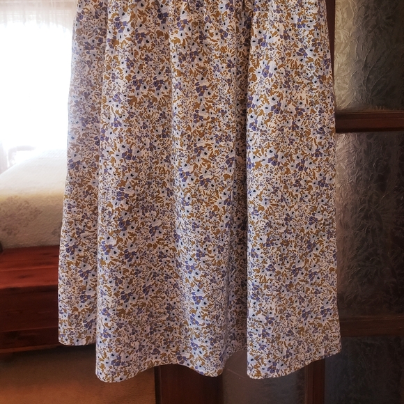 White floral dress with pockets, size medium - Picture 3 of 6